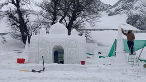 Chiêm ngưỡng đền Taj Mahal làm từ tuyết ở Ấn Độ