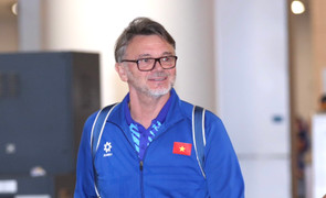 HLV Troussier chuyển chỗ ở cho tuyển Việt Nam trước trận gặp Indonesia