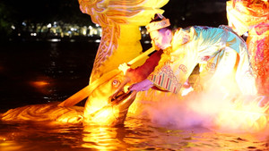 Du khách thích thú trải nghiệm tour 'Ngọc Sơn-đêm huyền bí'