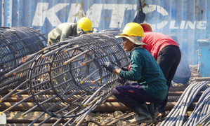 Công nhân đội nắng, tăng tốc thi công Vành đai 3 TP.HCM 