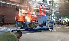 Xe hoa bốc cháy khi đang diễu hành trên phố Đà Nẵng