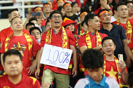 Cổ động viên Việt Nam đốt pháo sáng, phẫn nộ phản đối HLV Troussier