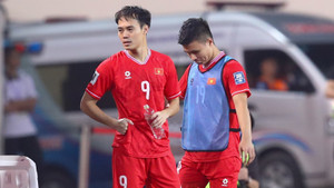 Quang Hải khóc trên ghế dự bị, HLV Troussier: 'Dùng ai là quyết định của tôi'