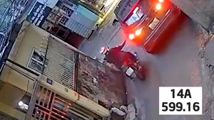 Nữ tài xế ô tô thách thức người đi xe máy sau va chạm