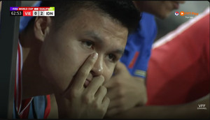 Quang Hải tuyệt vọng trên ghế dự bị, cay đắng nhìn đội tuyển Việt Nam thảm bại