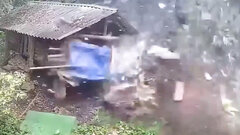Đá đè sập nhà dân tại Hoà Bình sau trận động đất ở Hà Nội