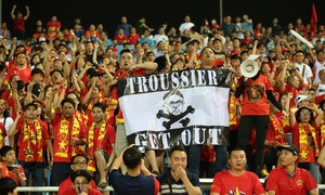 Cổ động viên hô vang Mỹ Đình, đồng thanh kêu gọi sa thải HLV Troussier