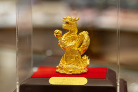 Giá vàng hôm nay 26/3: USD suy yếu, vàng tăng nhẹ