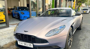 Ông Đặng Lê Nguyên Vũ cầm lái Aston Martin DB11 giá 15 tỷ đồng dạo phố