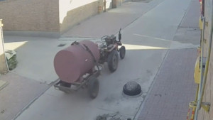 Người đàn ông quên tắt động cơ, máy kéo tự di chuyển trên đường