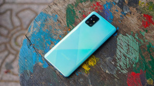 Nên mua smartphone Android tầm trung mới hay cao cấp đời cũ?