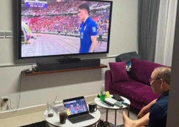 HLV Park Hang Seo chăm chú xem trận Việt Nam thua Indonesia