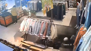 Sập sàn siêu thị, người phụ nữ rơi xuống đống đổ nát