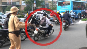 Thấy CSGT, học sinh cố tình ‘thông chốt’, phụ huynh đầu trần luồn lách tránh né