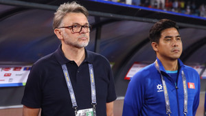 99 phút HLV Troussier 'hoá tượng đá' nhìn tuyển Việt Nam thua thảm Indonesia