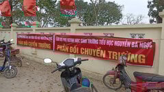 Hàng trăm phụ huynh cho con nghỉ học, treo băng rôn để phản đối sáp nhập trường
