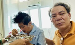 Hình ảnh Phước Sang tại bệnh viện sau cơn đột quỵ