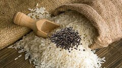 Cho một nắm hạt tiêu vào thùng gạo có công dụng gì?