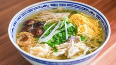 'Giải cứu' thịt gà thừa bằng các món bún thang, miến trộn