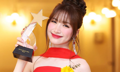 Hòa Minzy xin lỗi và cảm ơn con trai khi nhận giải Cống hiến
