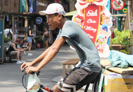 Nhọc nhằn mưu sinh dưới trời nắng nóng như đổ lửa ở TP.HCM