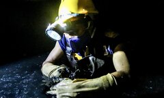 Những người nếm nước đen, hít mùi bùn thải dưới cống ngầm Hà Nội