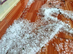Mưa đá bất thường trút xuống Yên Bái 