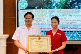 Khen thưởng nữ điều dưỡng Bệnh viện Bạch Mai cứu bệnh nhân trong quán ăn