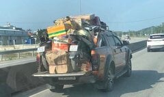 Thanh tra giao thông có quyền xử phạt lỗi chở hàng trên nóc thùng xe?
