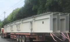Không giấy phép vẫn lái xe chở hàng siêu trường nghênh ngang diễu phố