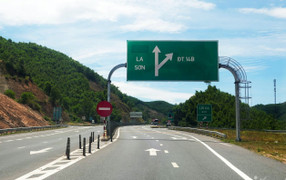 Cấm xe tải nặng, xe khách trên 30 chỗ đi vào cao tốc Cam Lộ - La Sơn từ 4/4