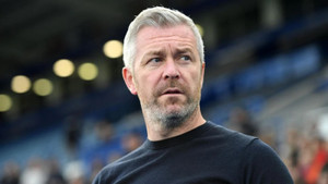 Yêu cầu thủ trong đội, huấn luyện viên bị sa thải