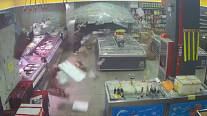 Gió mạnh thổi tung cửa cuốn, hất văng hàng hóa 