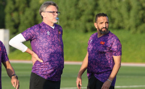 VFF không phải đền bù cho trợ lý HLV Troussier
