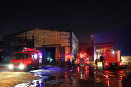 Cháy công ty sản xuất nệm, công nhân nháo nhào tháo chạy trong đêm