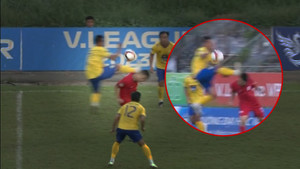 Cầu thủ giải Hạng Nhất đạp thẳng vào đầu đối phương