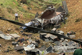 Lào Cai: Xe tải lao xuống vực sâu 100 mét, 4 người bị thương