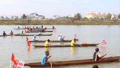 Màn đua thuyền độc mộc trên dòng sông chảy ngược ở Kon Tum