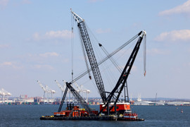 Mỹ tháo dỡ cầu sập tại Baltimore