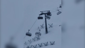 Hàng loạt cabin cáp treo 'nhảy múa' trong gió mạnh 