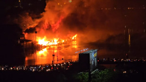 Cháy đỏ trời dãy nhà ven kênh Tàu Hủ ở TP.HCM 