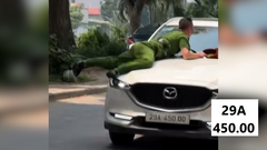 Tài xế ô tô liều lĩnh, hất công an lên nắp capo