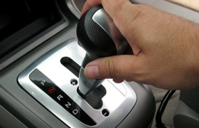 Đường tắc cứng, tài xế nên để số N rồi kéo phanh tay hay về P?