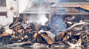 Hiện trường vụ cháy dãy nhà ven kênh ở TP.HCM: Khói vẫn bốc lên