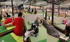 Bị hướng dẫn viên nhốt trong cửa hàng ép mua, 37 du khách 'chơi lầy' để trả đũa
