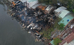 Cháy dãy nhà ven kênh TP.HCM: Lửa bùng lên từ bãi gỗ cũ không người trông coi