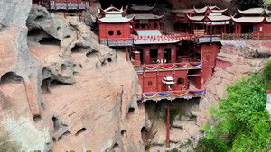 Bí ẩn ngôi chùa dựng đứng trên vách núi, vững vàng qua 850 năm nhờ 1 cây cột