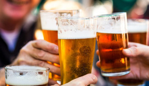 Sau tập luyện có nên uống nên uống bia?