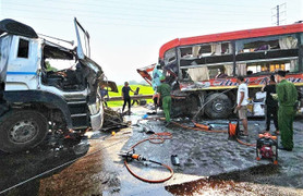 Xe khách và xe đầu kéo tông nhau, một tài xế tử vong