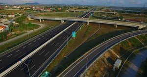 Đường cao tốc phải có tối thiểu 4 làn xe, tốc độ tối đa 120km/h
